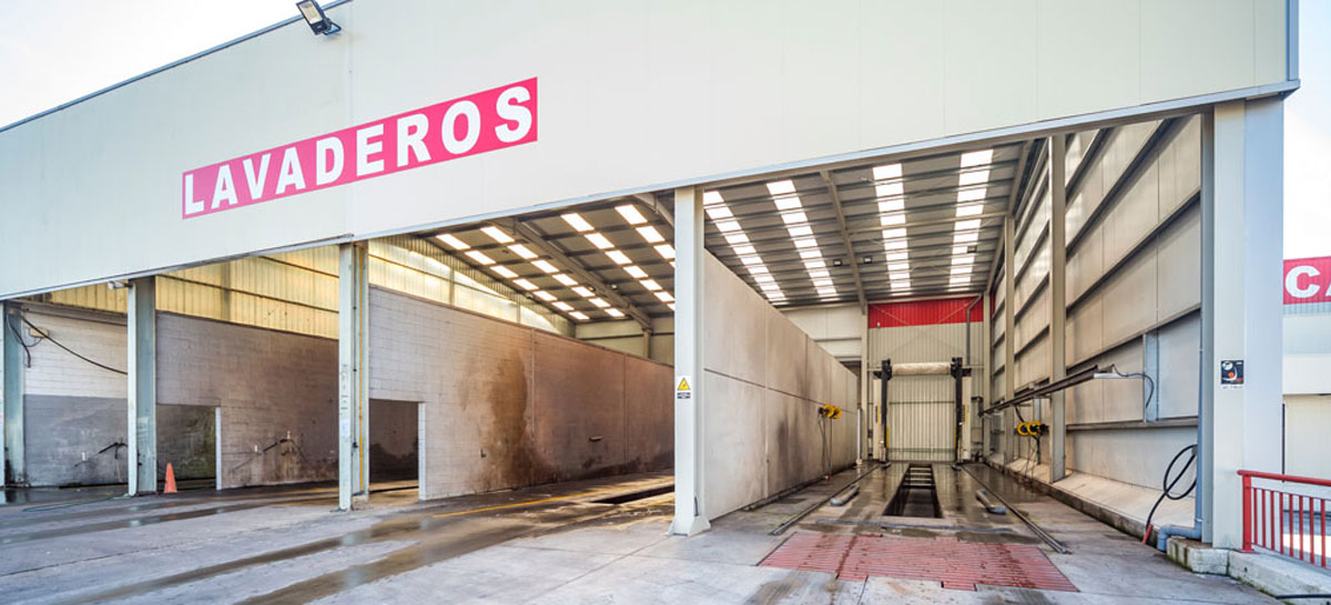 Entrada a la nave de lavaderos de camiones de Casintra