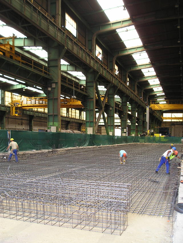 Operarios trabajando en el refuerzo estructural en naves del Grupo Duro Felguera