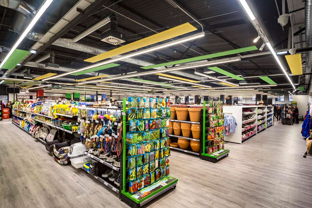 Vista general de pasillos de jardinería y mascotas. Reforma y adecuación de local comercial para supermercado en Mieres, Asturias.
