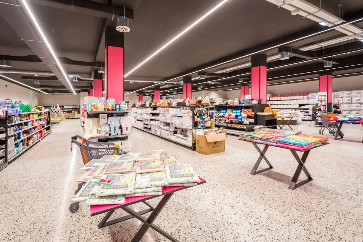 Ampliación de supermercado en Turón. Vista de los pasillos centrales