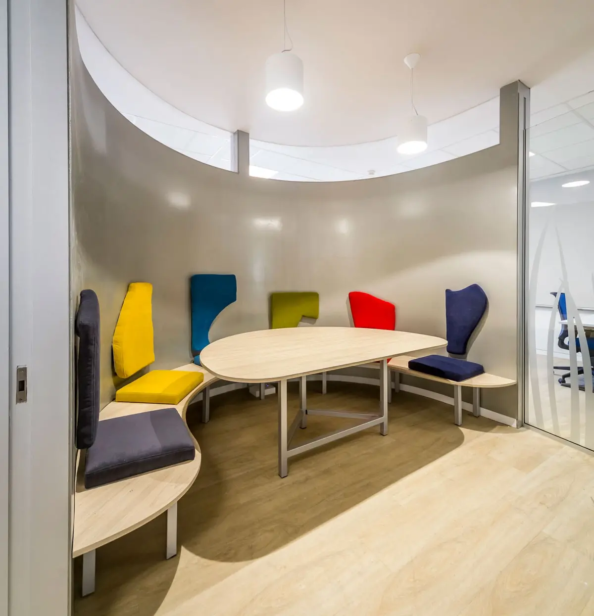 Reforma integral de edificio de oficinas para Capgemeni. Sala de descanso con sillas de colores