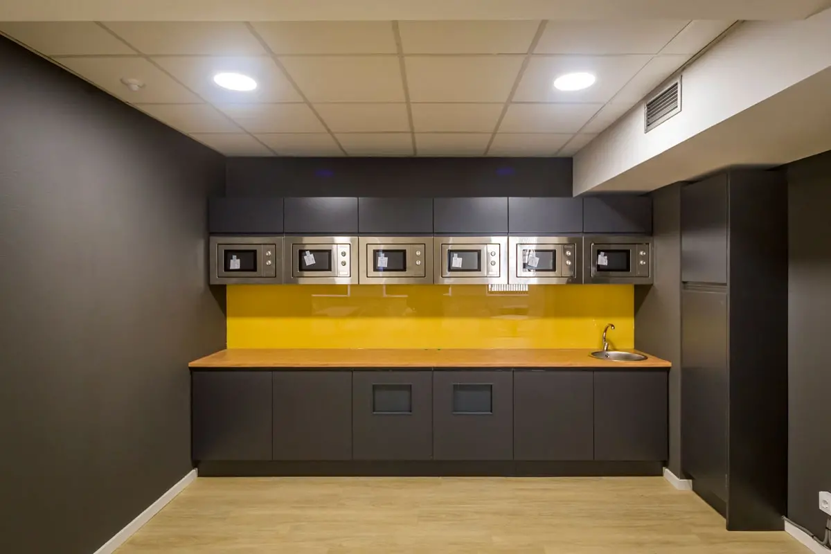 Reforma integral de edificio de oficinas para Capgemeni. Office con microondas