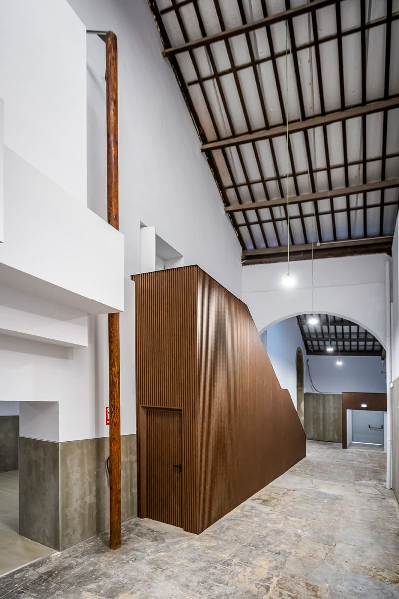 Escalera moderna con una pequeña puerta en el Centro de Formación Ocupacional en Avilés.