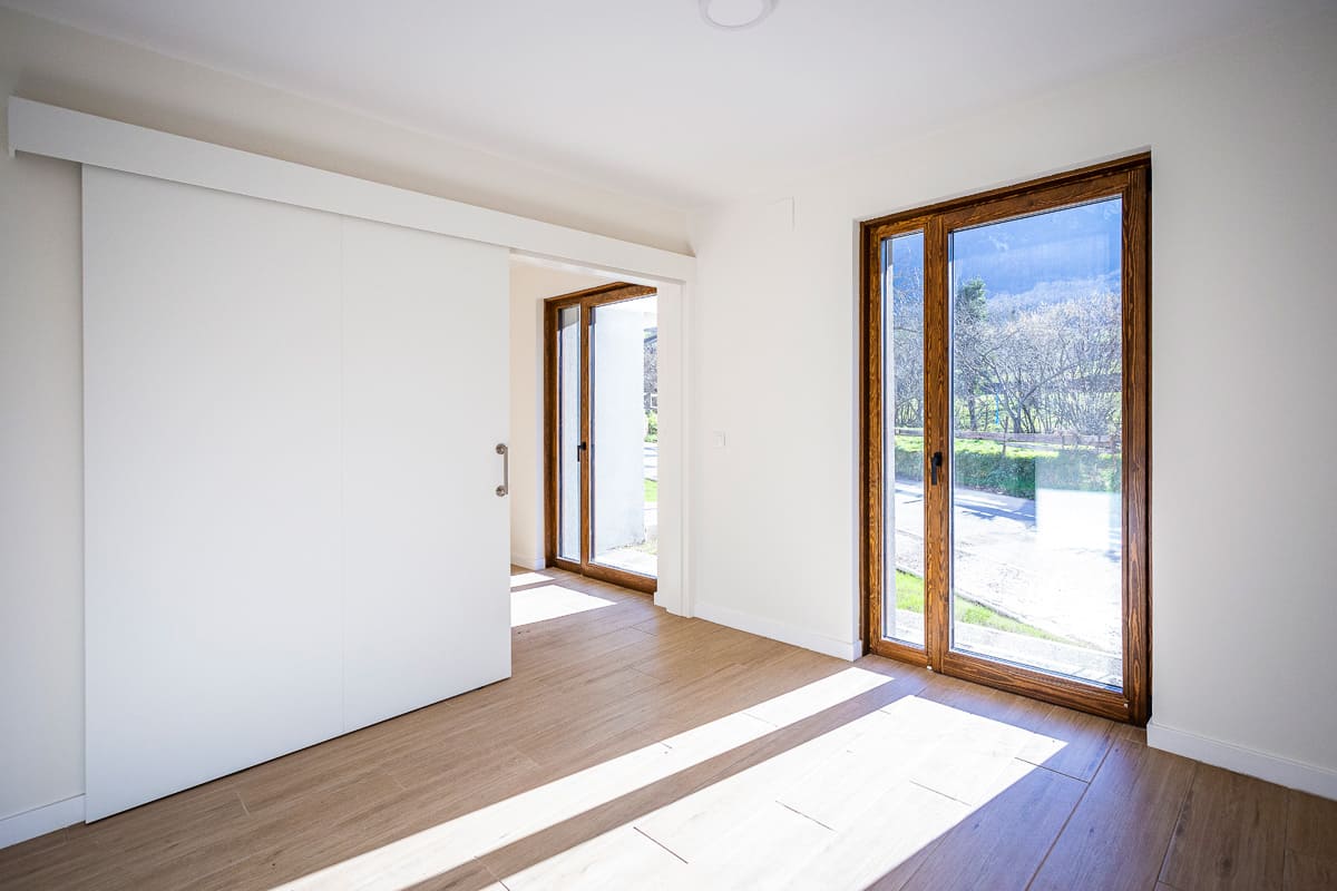 Habitación interior con ventanal en vivienda unifamiliar en Soto de Agues.